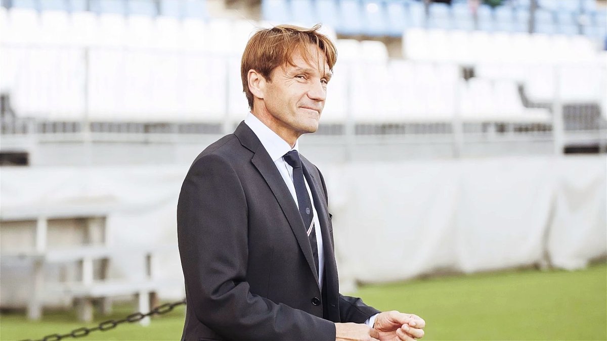 Joan Carrillo pone en tratamiento a los jugadores del Almería.