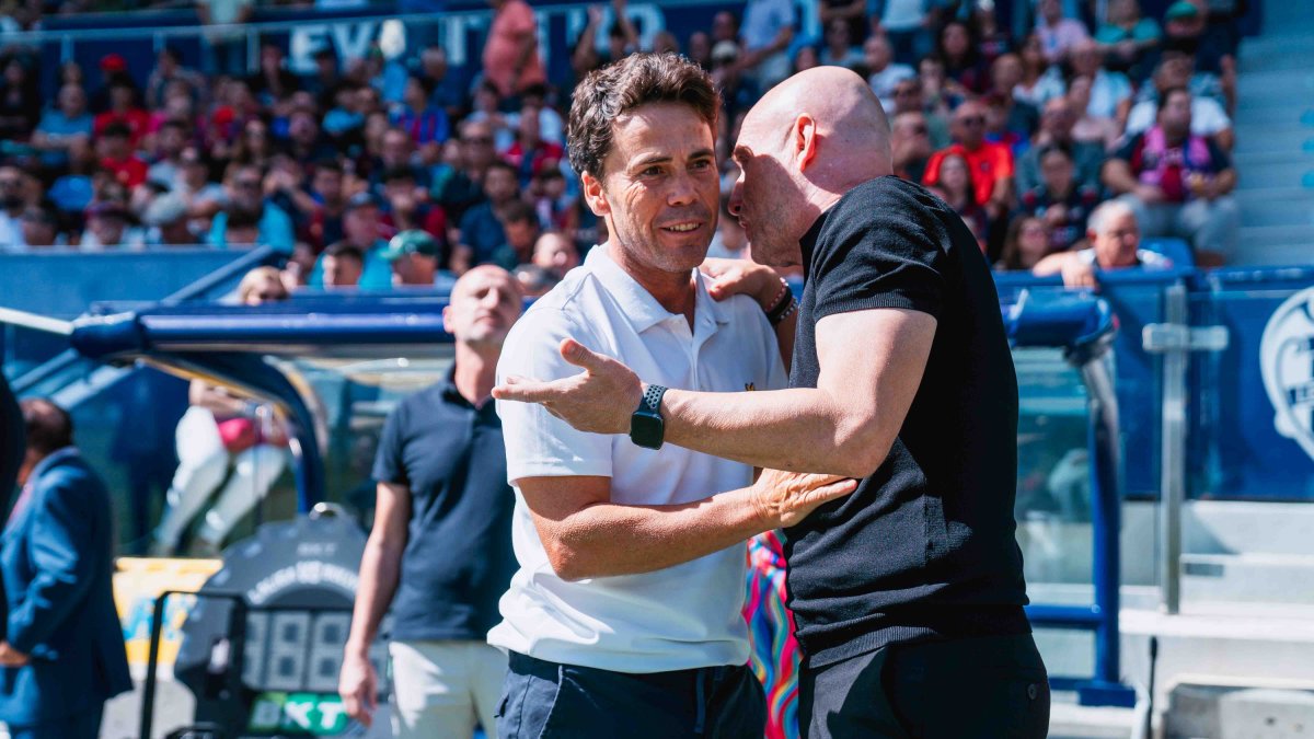 Rubi y Calero se saludan antes del partido en el Ciutat de Valencia.