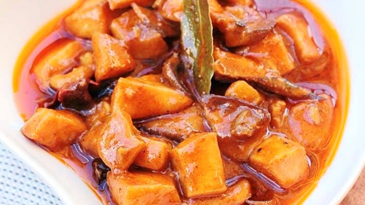Imagen de archivo de un plato de jibia en salsa.