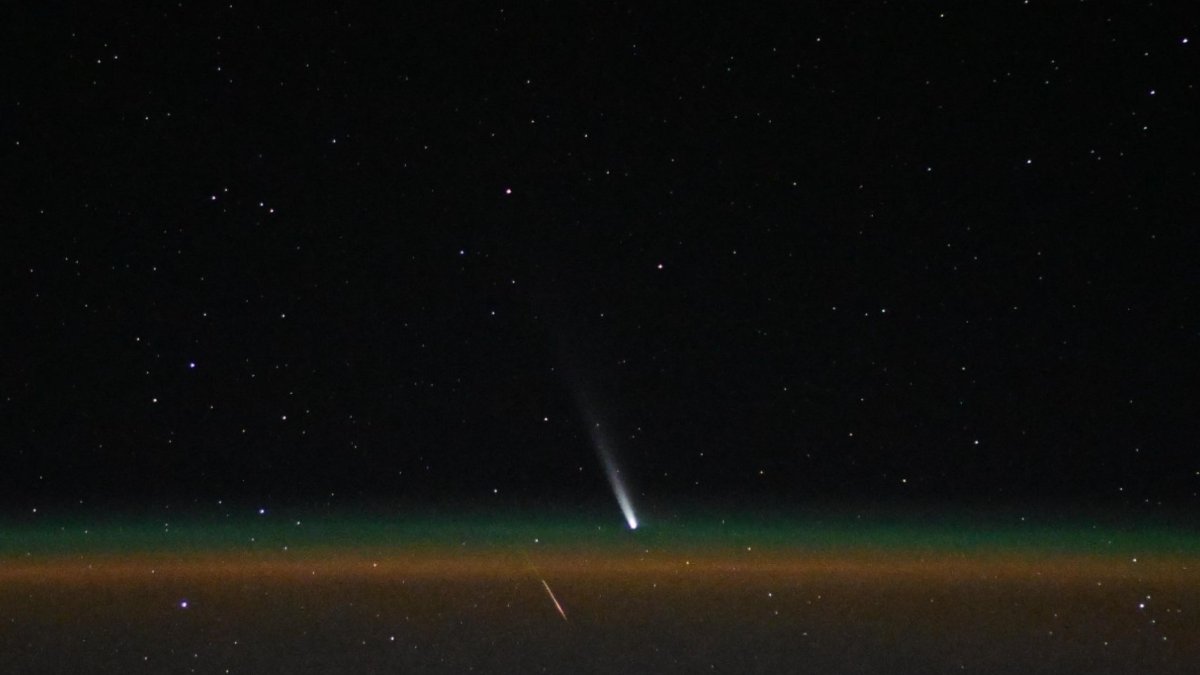 El cometa C/2023-A3 Tsuchinshan-ATLAS, fotografiado por Donald R. Pettit desde la Estación Espacial Internacional.