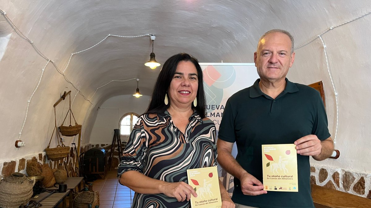 El alcalde de Cuevas, Antonio Fernández, y la edil de turismo y cultura, Juana Haro, han presentado la programación del otoño cultural 2024.