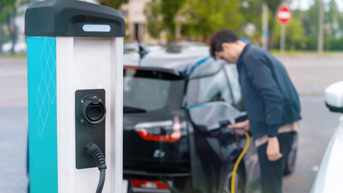 En septiembre, las ventas de turismos electrificados alcanzan el 14,2% del mercado total, impulsado por el mercado de eléctricos puros