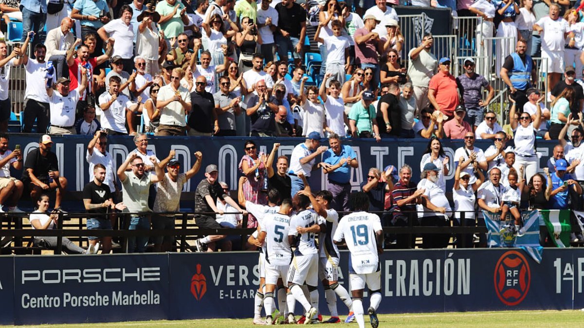 Marcos Peña en la piña de la celebración del gol del Marbella.