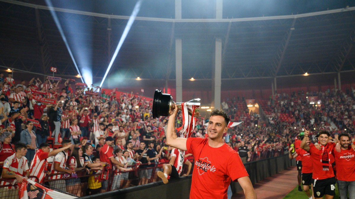 Juan Villar celebrando con la afición el ascenso del Almería.