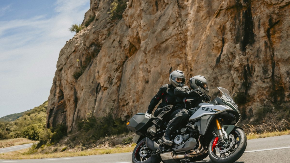 Para que sigas disfrutando al máximo de tu moto también en otoño, INDALMAR MOTOR  te ofrece ahora el kit de maletas de la GSX-S1000GX ¡por sólo