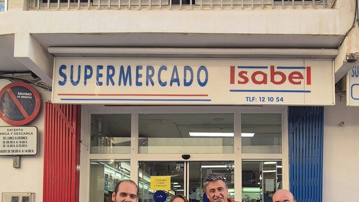 La alcaldesa, María del Mar Alfonso, posa junto al Pregonero de las fiestas de San Francisco 2024.