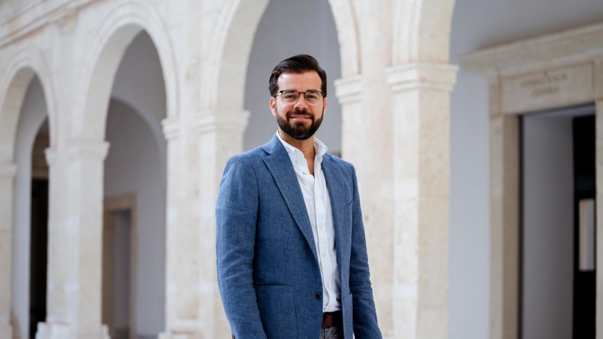 El alcalde de Enix, Álvaro Izquierdo, charla con La Voz de Almería con motivo de las fiestas del municipio.