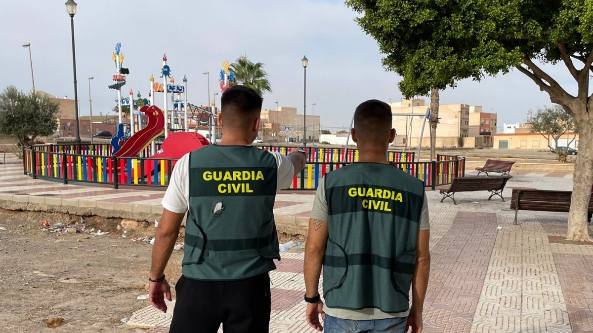 Agentes durante la reconstrucción de los hechos en Roquetas de Mar.