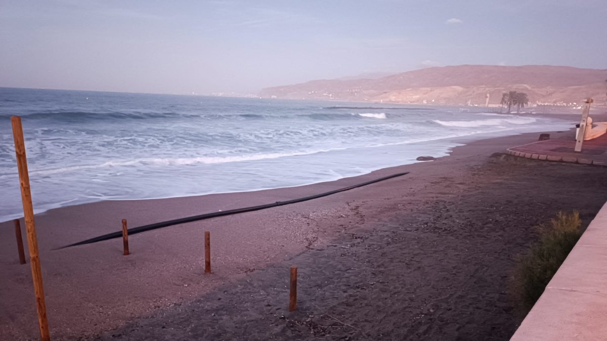 Una de las zonas afectadas por el avance del mar en las playas de Almería.