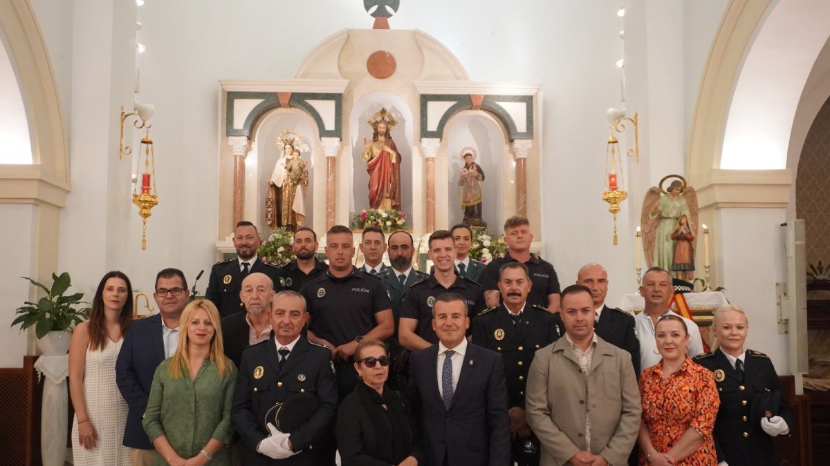 Familiares de Domingo con autoridades municipales, policías locales de Carboneras en el homenaje.