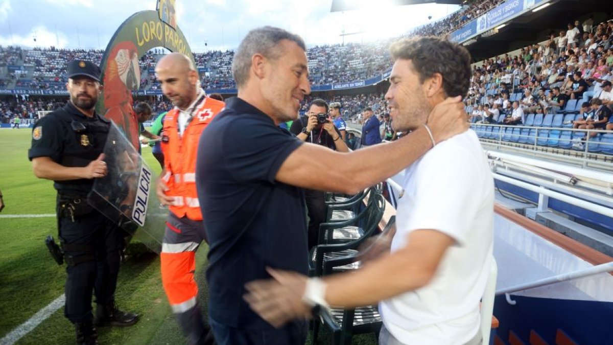 Óscar Cano saluda a Rubi en el Tenerife-Almería.