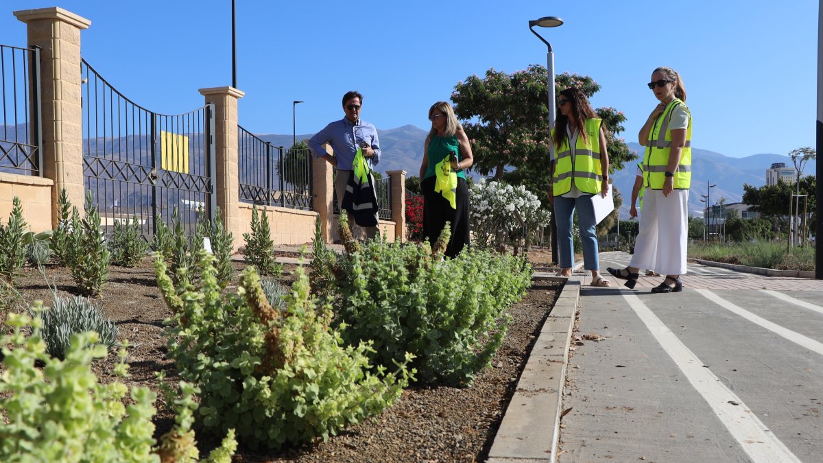 El alcalde visitando unas jardineras de uno de los parques del municipio.