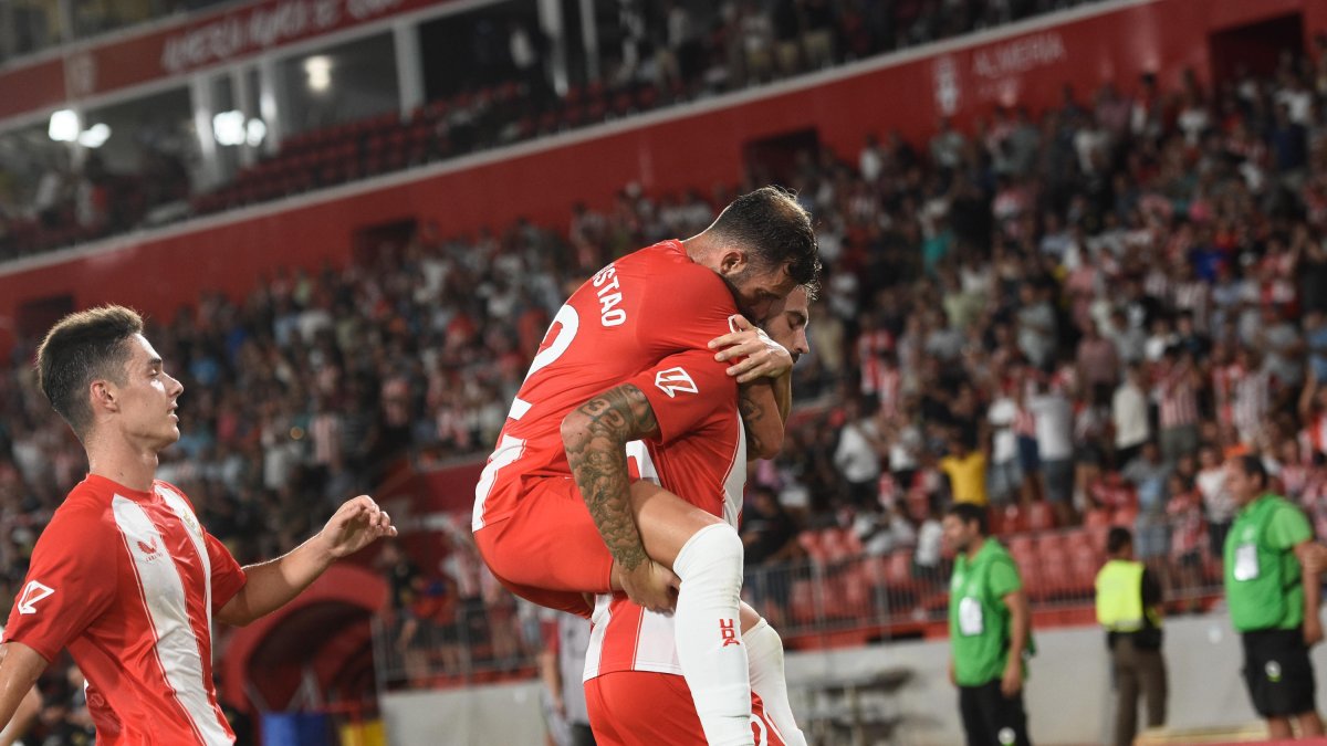Leo Baptistao se abraza a  Centelles después del gol del lateral al Sporting con Arribas detrás para unirse a la celebración.