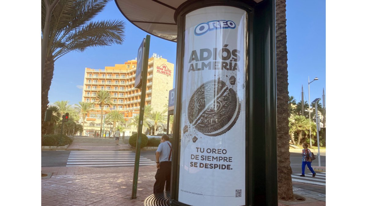 Publicidad de la despedida de Oreo en Almería frente al Gran Hotel.
