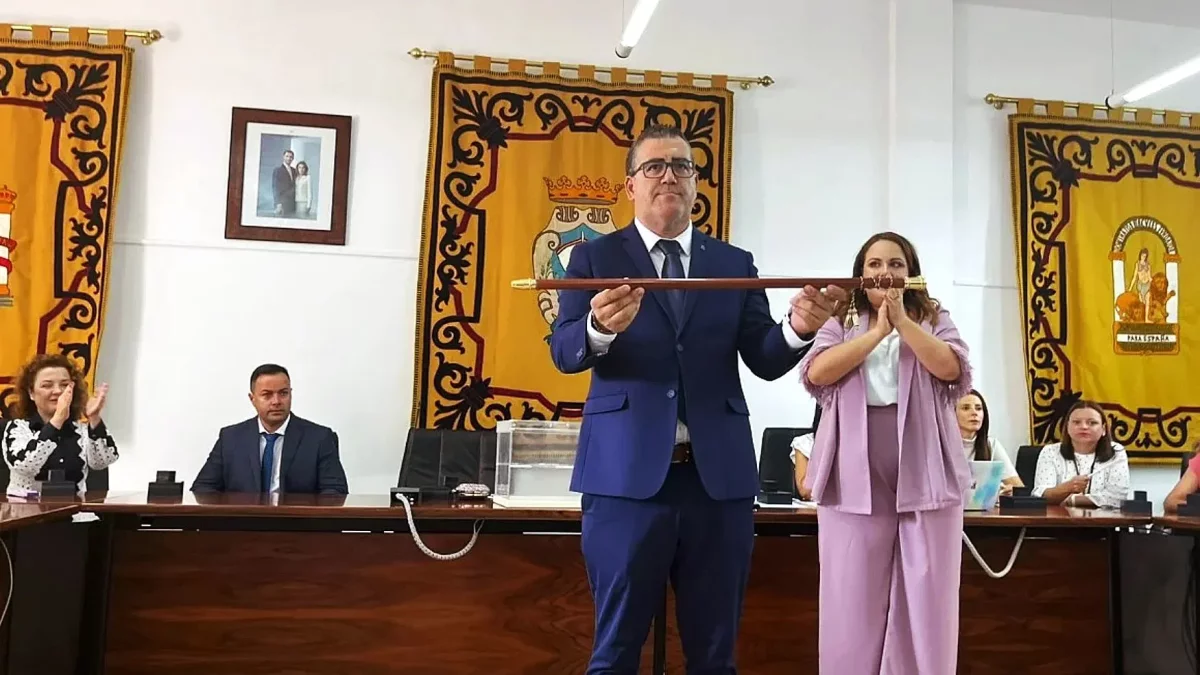 Cayuela, hoy defenestrado por quienes fueron sus compañeros, cuando tomó la vara de mando e 2023.