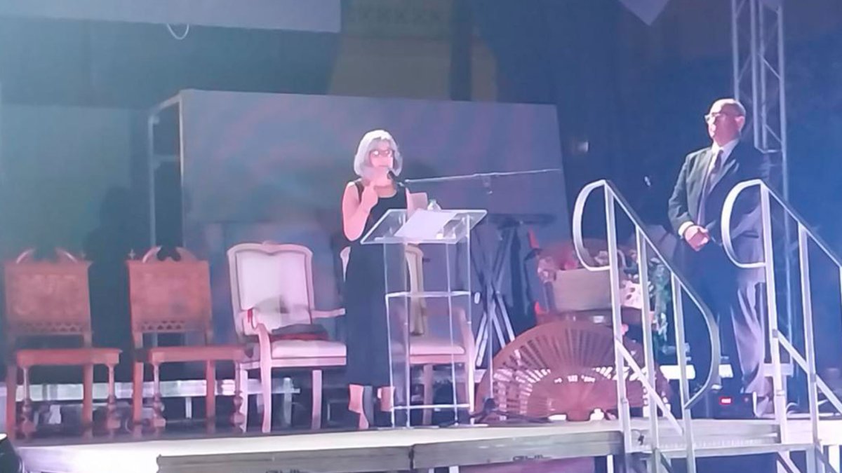 Ana Almansa durante su pregón, junto al alcalde de Turre Arturo Grima Cervantes. Foto: Pedro Baraza.