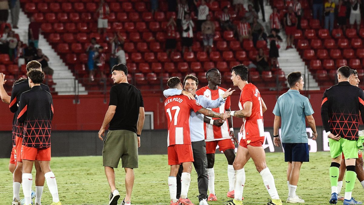 Rubi se abraza a sus jugadores tras una victoria que espanta la tormenta.