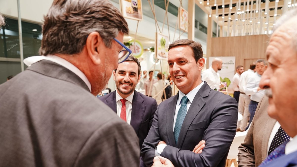 El presidente de Diputación y Carlos Sánchez en la pasada edición de Fruit Attraction.