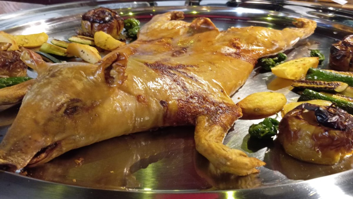 Cochinillo al Horno estilo Segoviano con guarnición, elaborado por Entrefinos.