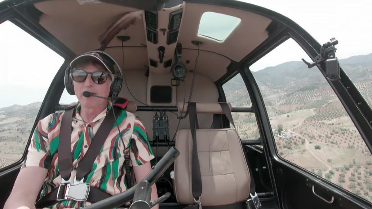 Jesús Calleja a los mandos de su helicóptero.