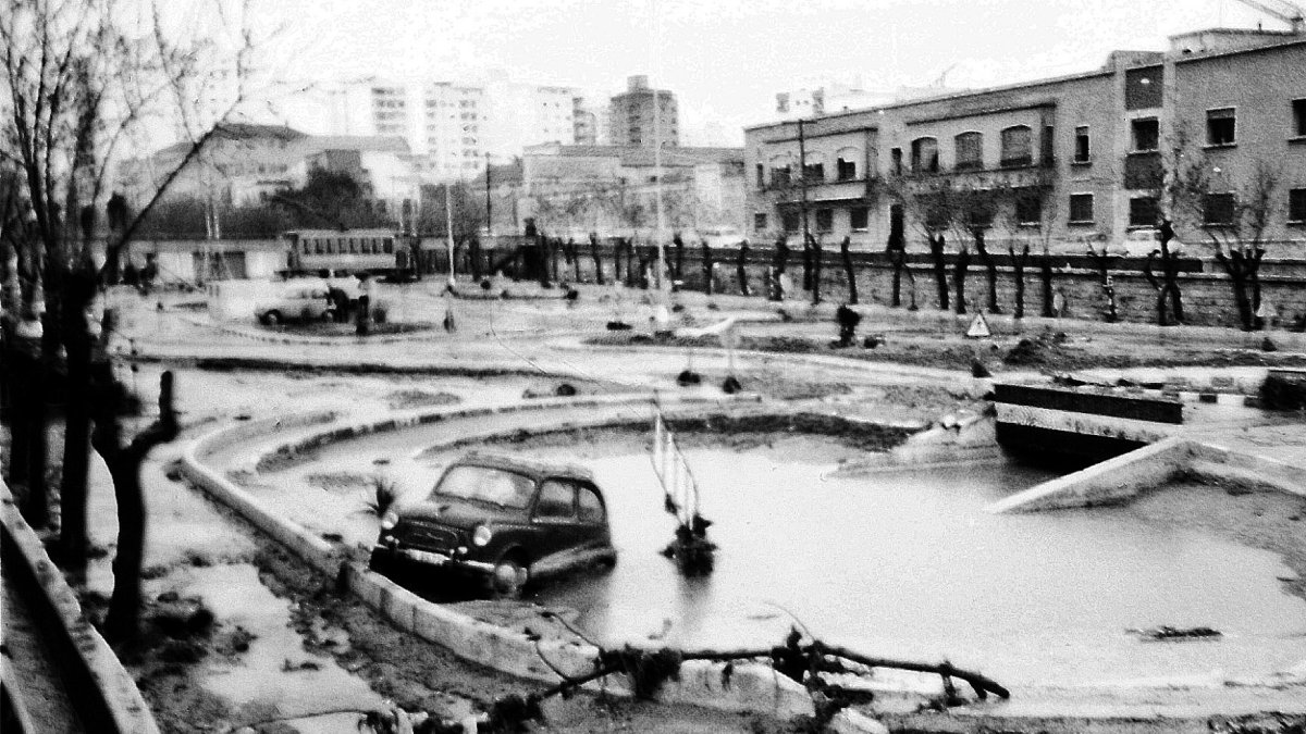 Los coches de las prácticas de las autoescuelas de la Rambla fueron arrastrados por el agua.