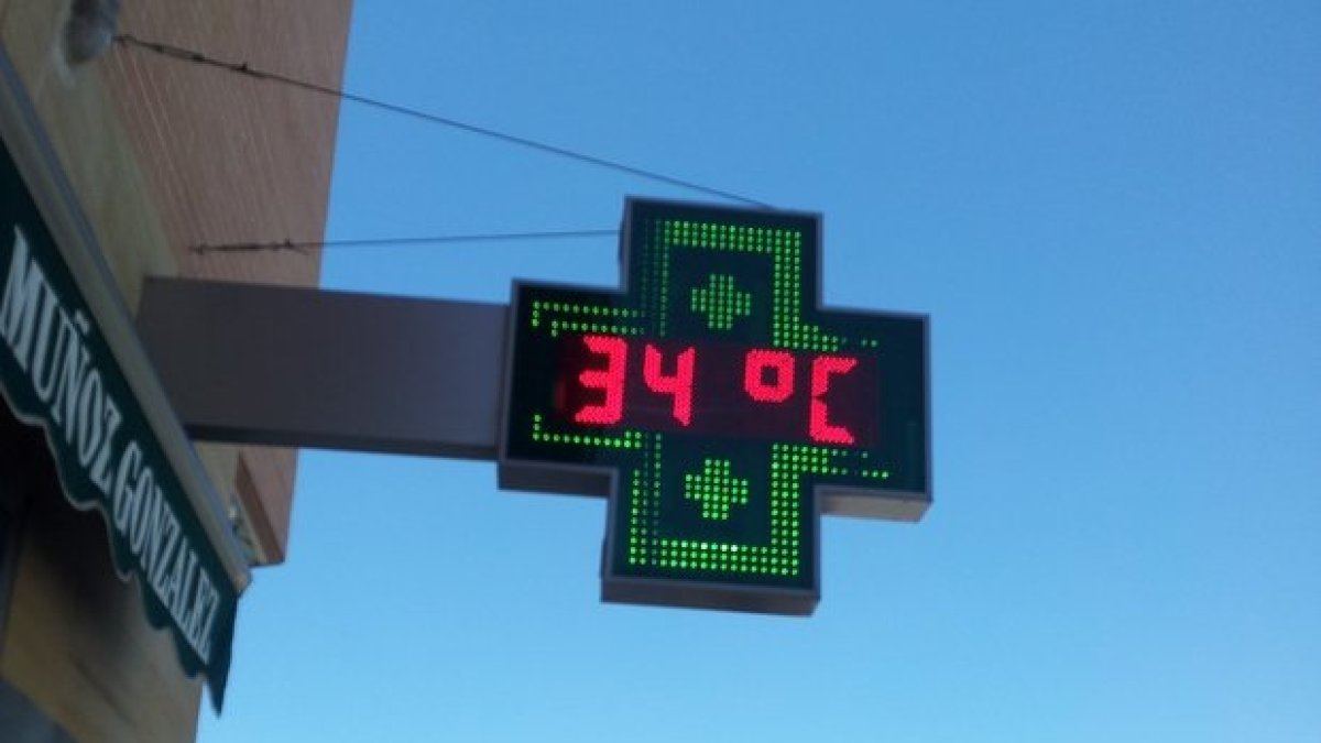 Termómetro señalando los 34 grados. Foto bembibredigital.com