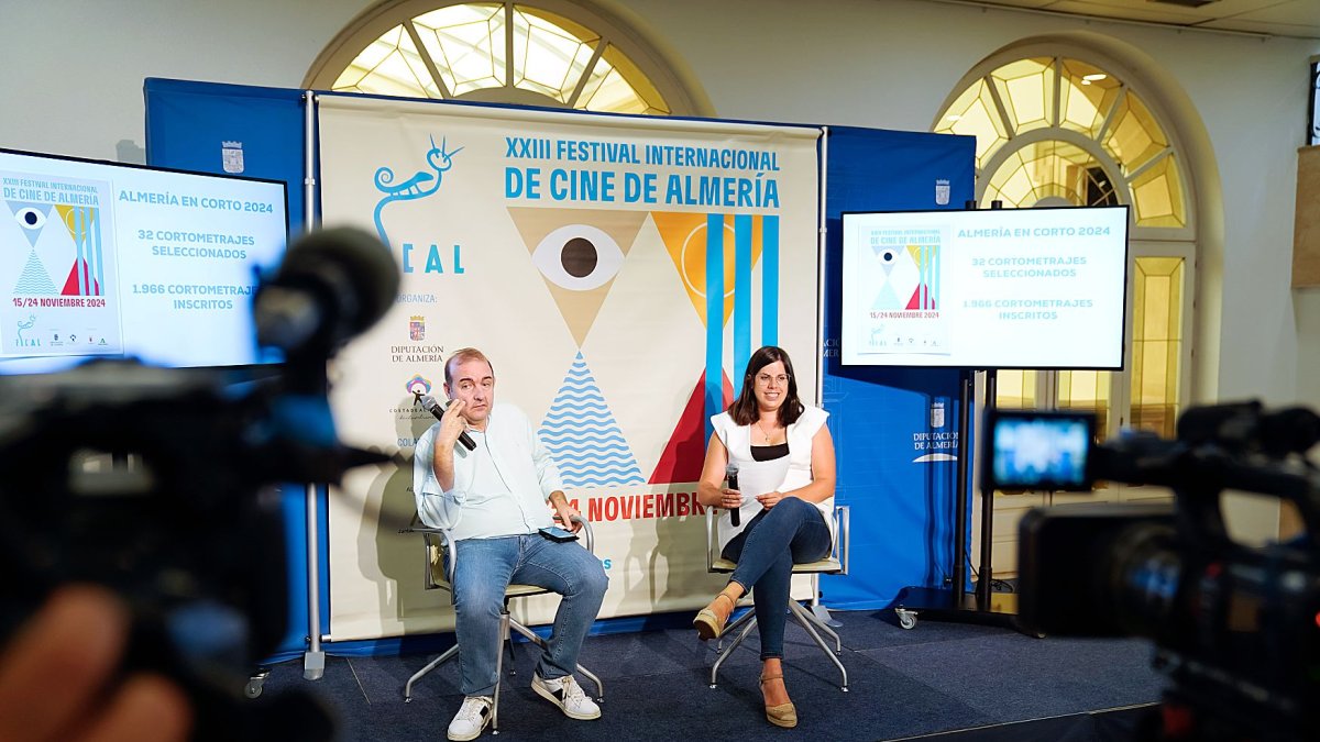 Enrique Iznaola, director de FICAL, y Almudena Morales, diputada de Cultura y Cine, este lunes en el Palacio Provincial.