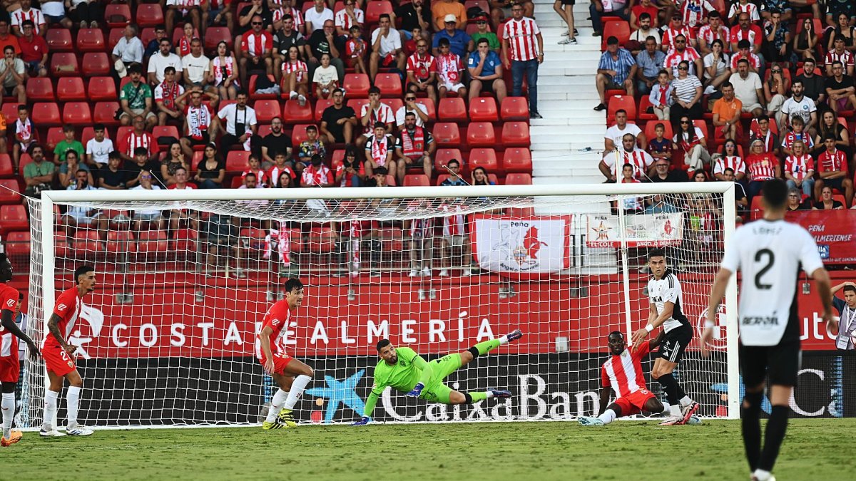Con el marcador adelantado mejora la defensa y con ello Maximiano es un muro infranqueable.