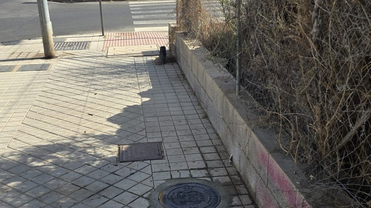 Vista de una arqueta en una calle de la capital