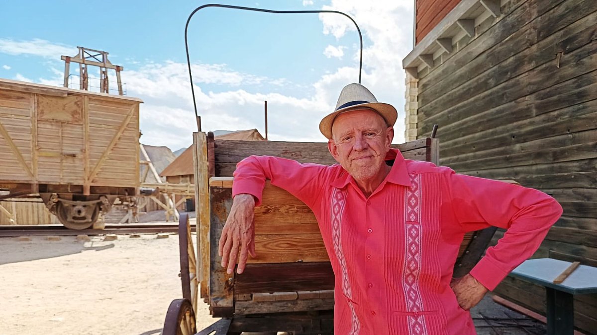 Alex Cox, director de películas como ‘Repo Man’, ‘Sid y Nancy’ y ‘Directos al infierno’, en Oasys MiniHollywood.