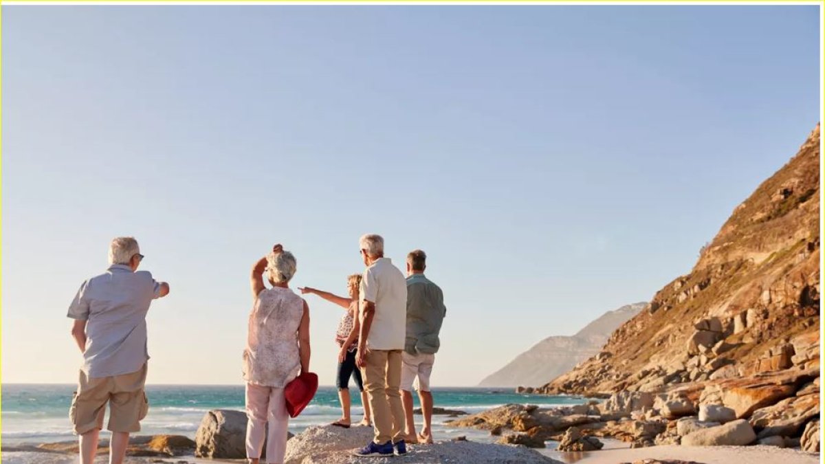 Turistas seniors en una playa de Almería.