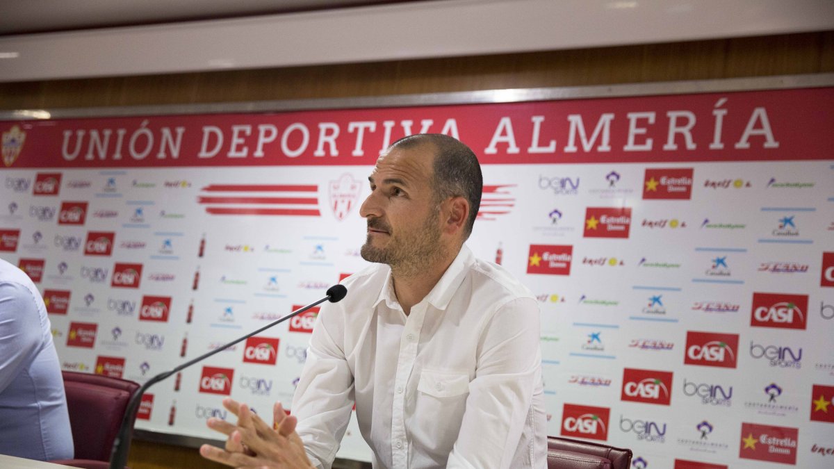 Fernando Soriano tomando el relevo de Gorosito en el Almería.