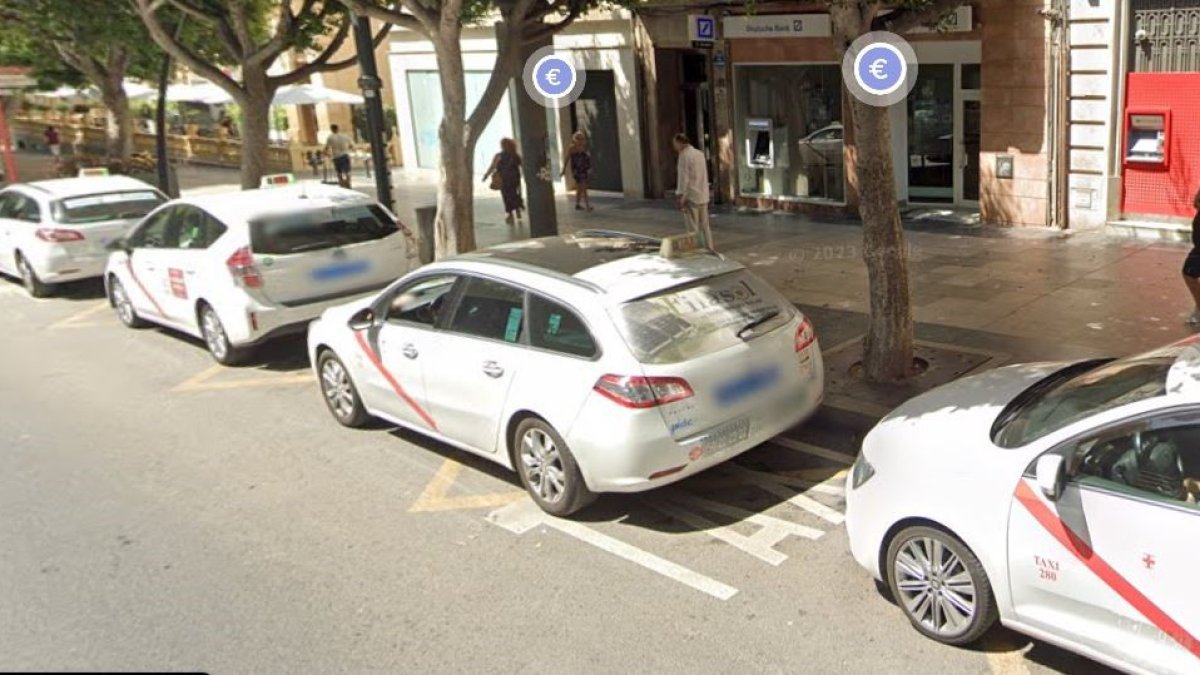 Parada de taxis ubicada en el Paseo de Almería