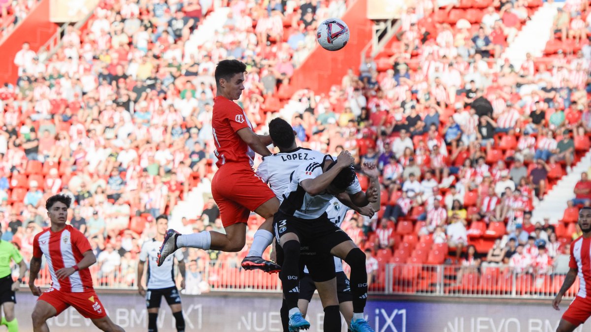 La cabeza de los futbolistas del Almería se limpiará con buenos resultados.