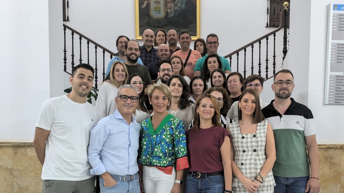 La alcaldesa y ediles con representantes de las cinco cofradías de Albox.