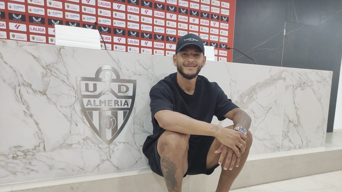 El delantero colombiano con LA VOZ-Cadena SER en la sala de prensa.