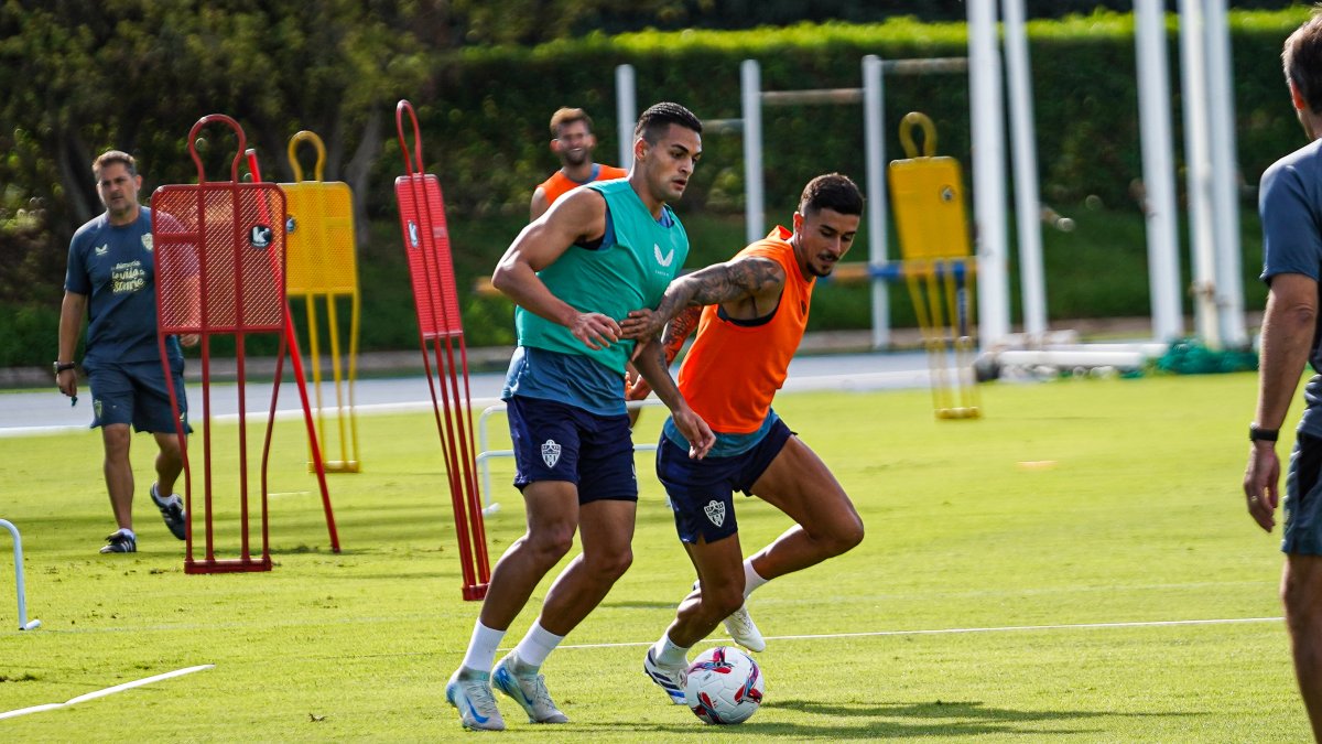 Kaiky (20 años) y Centelles (25) en el campo Anexo.
