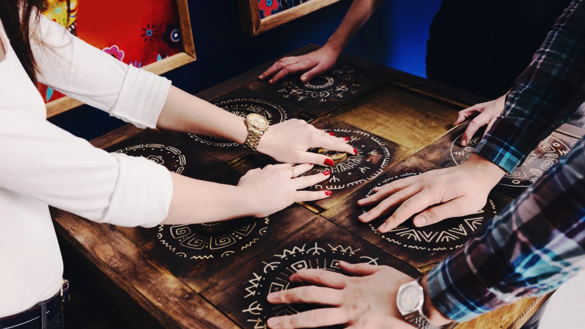 Un grupo de jóvenes trata de descubrir un enigma de un escape room. Fotografía de Depositphotos.