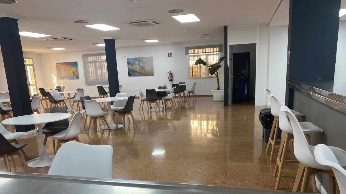 Interior de la cafetería que volverá a tener camareros.