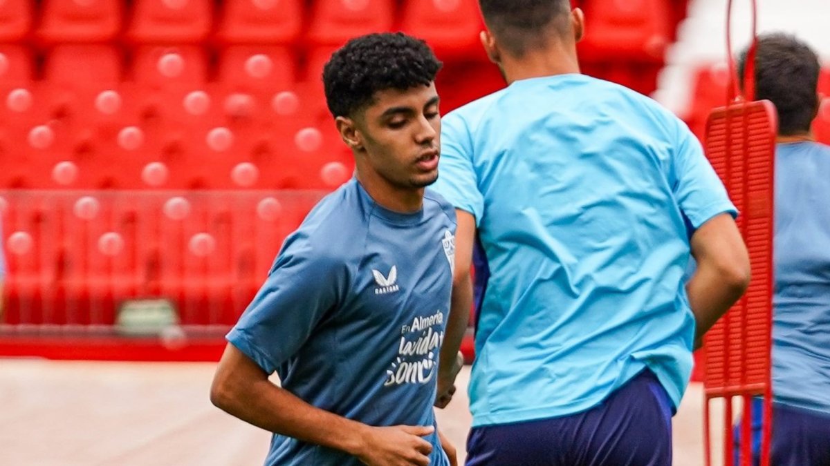 Safi ha completado sesiones con la primera plantilla y llevará el dorsal 33 en el Carlos Tartiere.