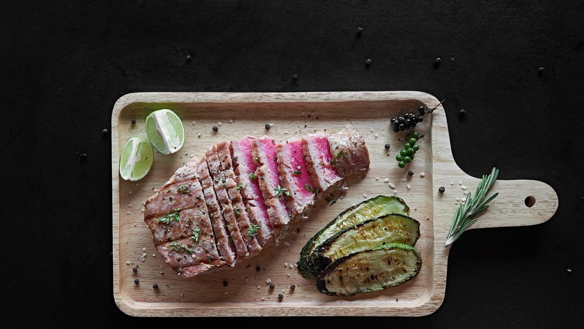 Atún a la plancha con calabacín para empezar la semana de forma saludable (Imagen: Depositphotos).