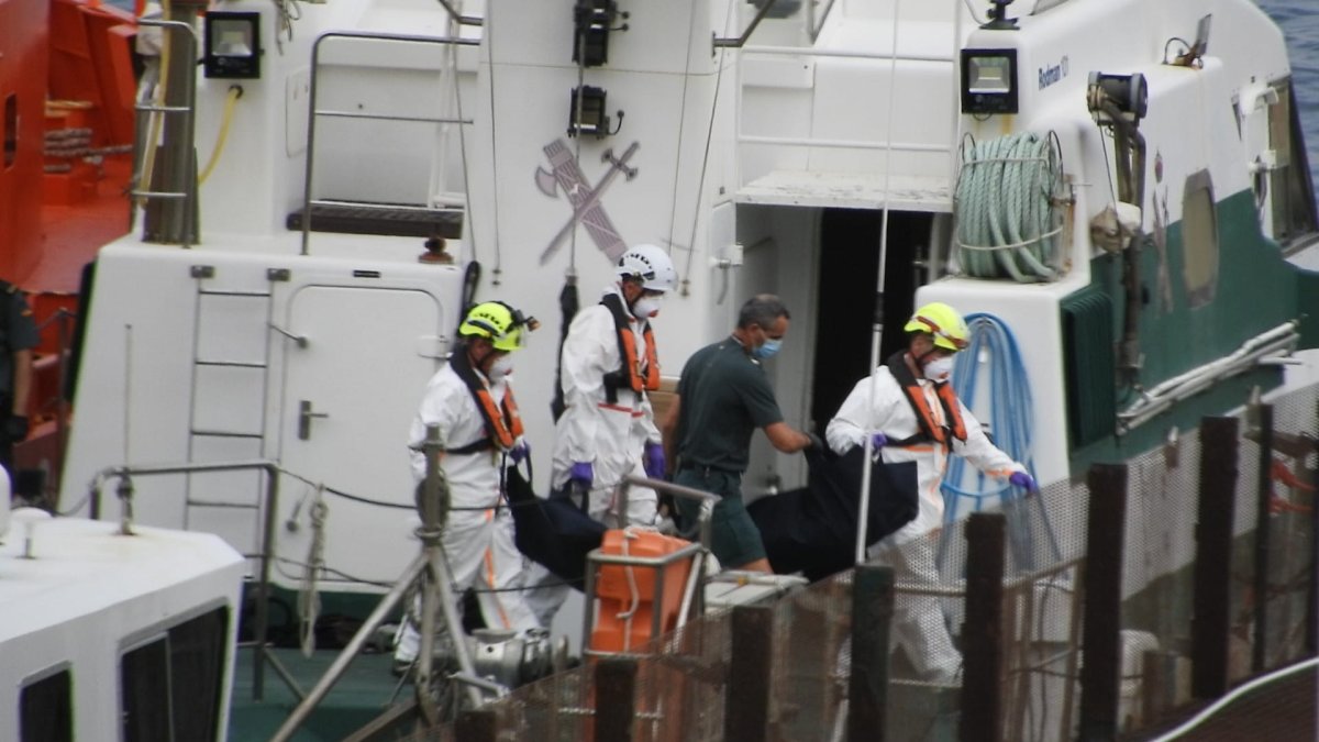 Momento del desembarco en el Puerto de Almería de uno de los inmigrantes fallecidos. (Imagen: Heroesdelmar)