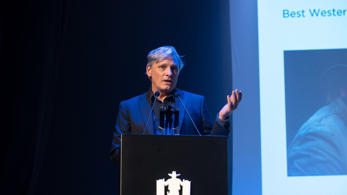 El actor Viggo Mortensen se lleva el premio al mejor largometraje wéstern.