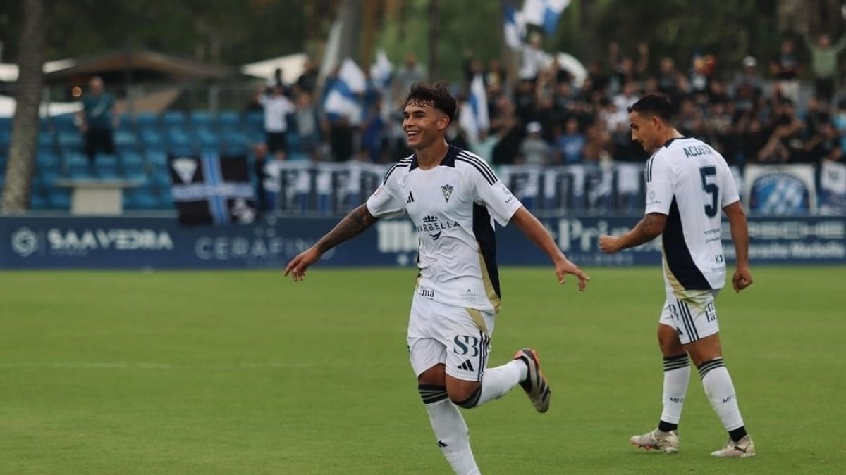 Marcos Peña celebrando su primer gol con la camiseta del Marbella.