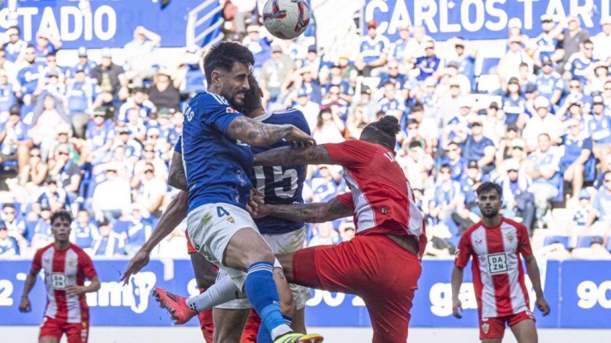 Nico Melamed y Arnau Puigmal asisten a la lucha de Luis Suárez en ataque.