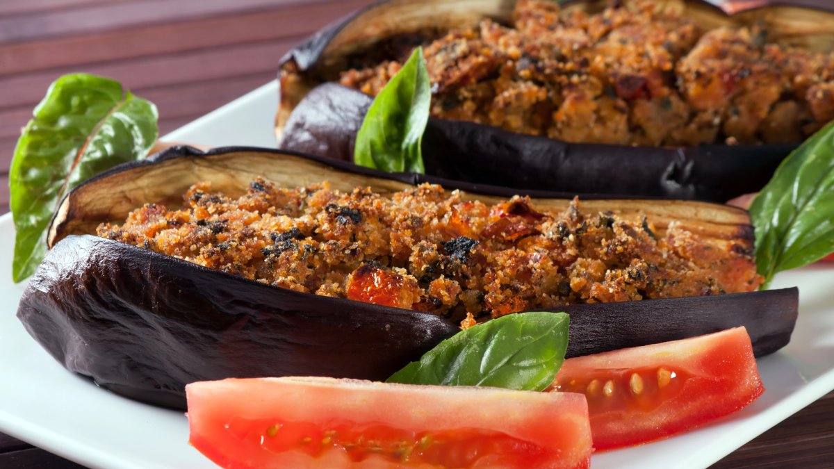 Unas berenjenas rellenas. DEPOSITPHOTOS