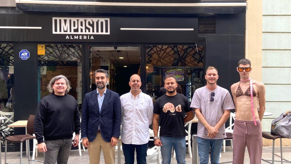 Joaquín Pérez de la Blanca, Nacho Martínez-Medina y los representantes de las hamburgueserías almerienses participantes en el campeonato.