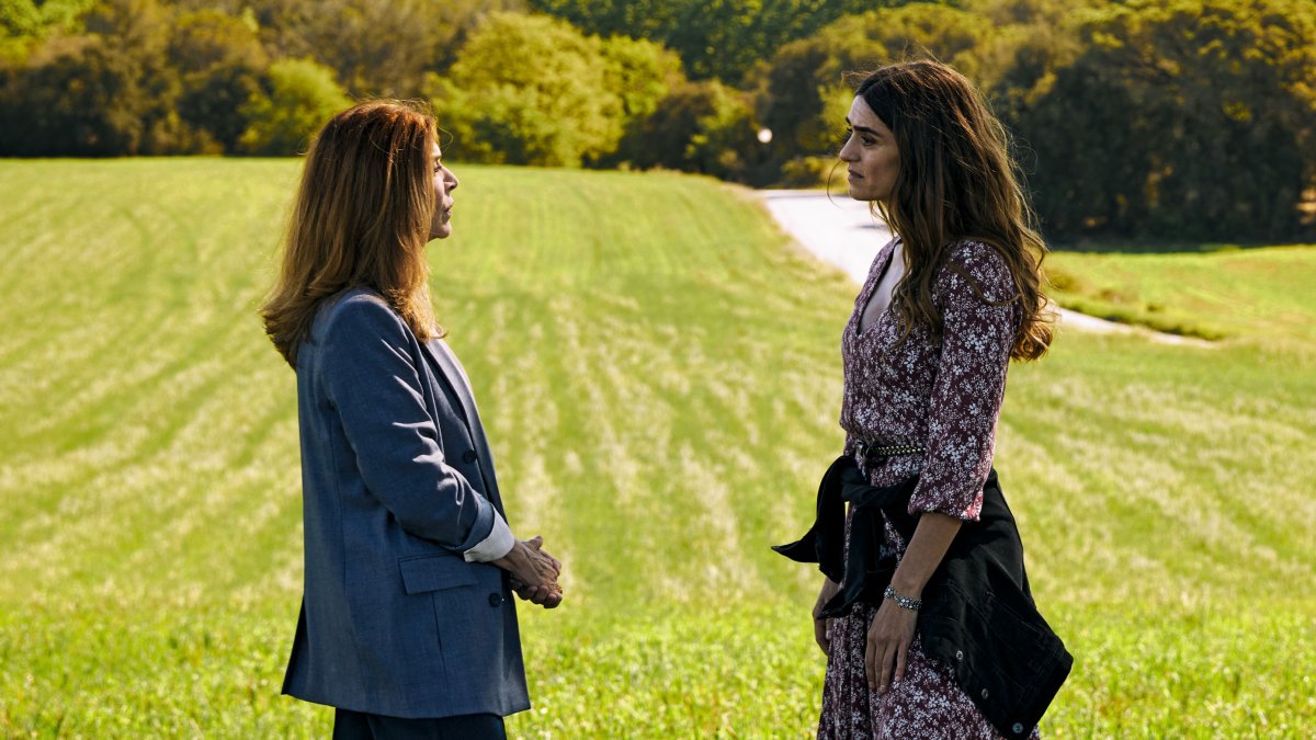 María Casal interpreta a una terrateniente con mucho carácter capaz de manipular a todo el mundo, incluso a los miembros de su familia.