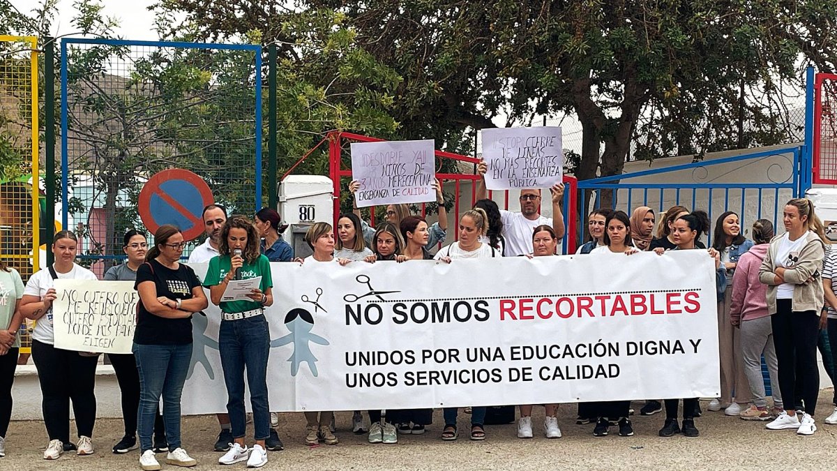 Manifestación frente al CEIP Tesifón de Berja.