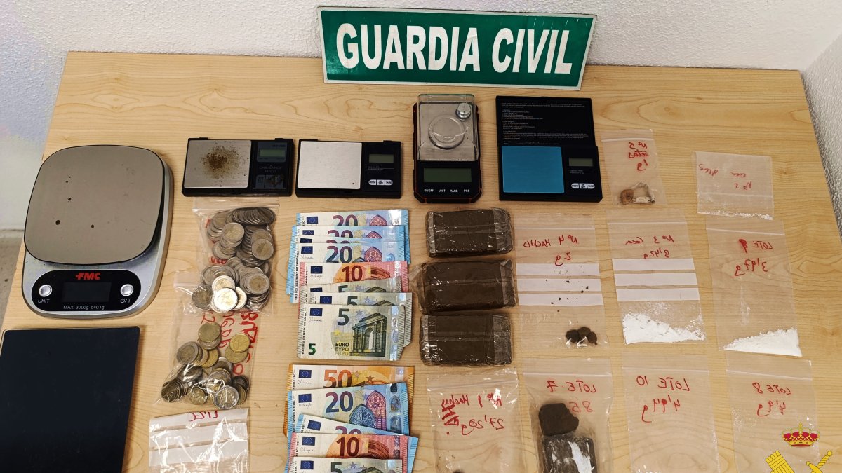 Sustancias y efectos incautados durante la operación de la Guardia Civil.